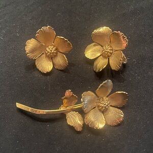 Vintage Gold Tone Floral Brooch and Earring Set Giovanni